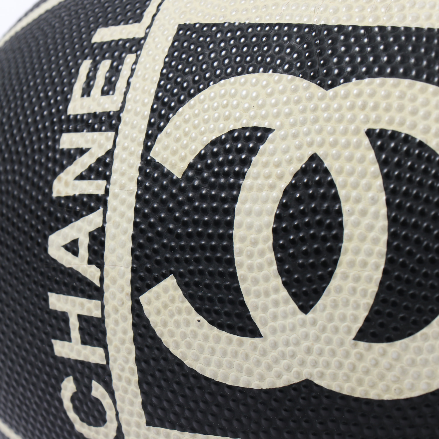 Chanel, Rugby ball, sport accessory, in black and white grained rubber, limited edition, with the logo and its original dustbag, from the 2000's - Detail D1