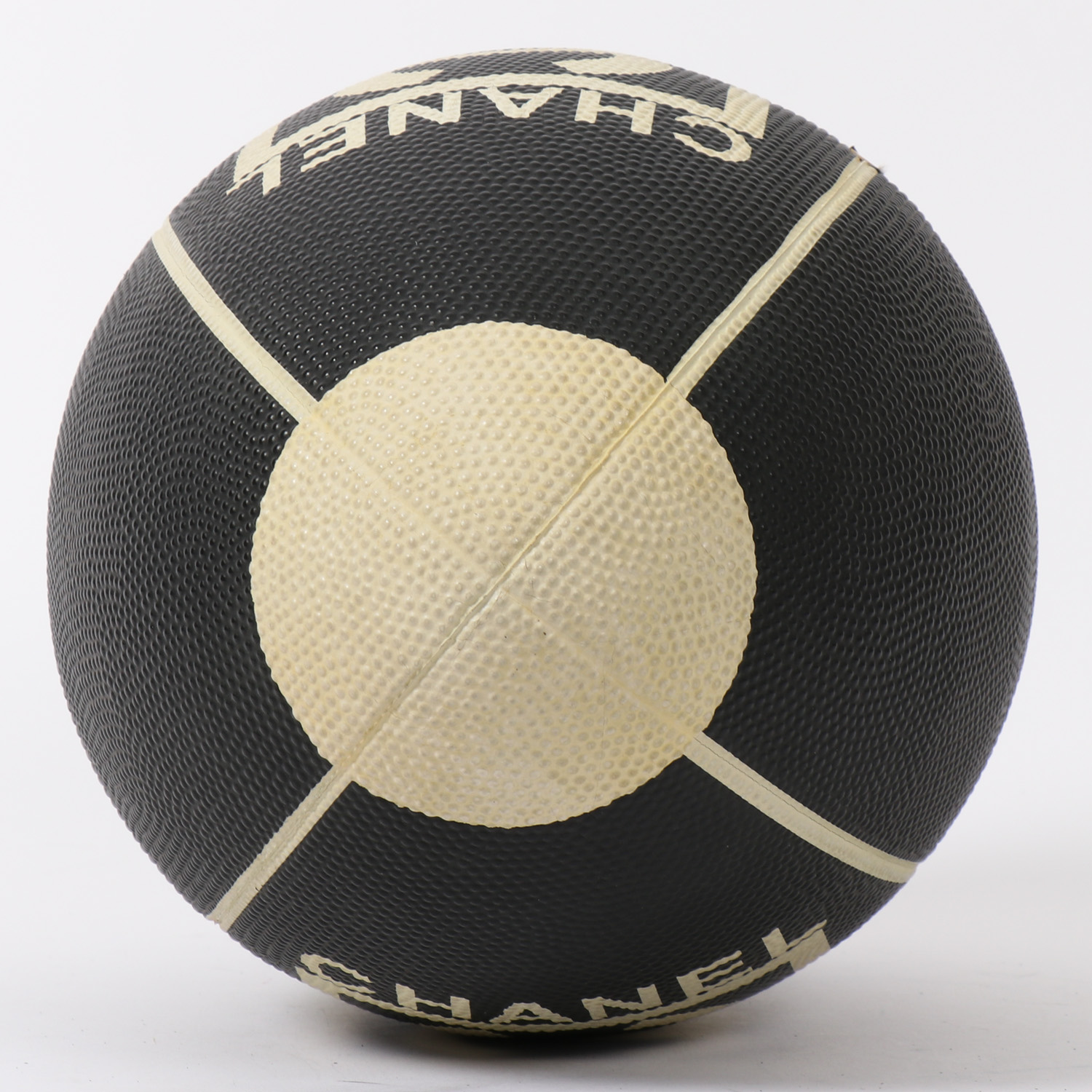 Chanel, Rugby ball, sport accessory, in black and white grained rubber, limited edition, with the logo and its original dustbag, from the 2000's - Detail D2