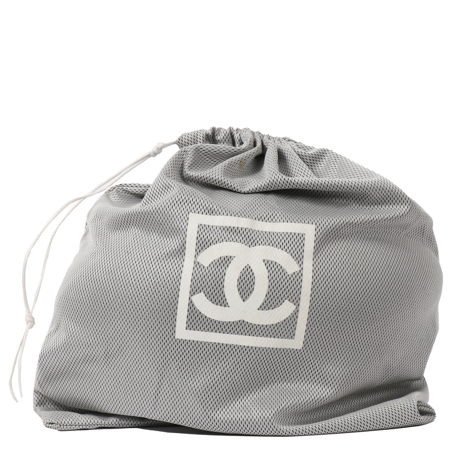 Chanel, Rugby ball, sport accessory, in black and white grained rubber, limited edition, with the logo and its original dustbag, from the 2000's - Detail D3