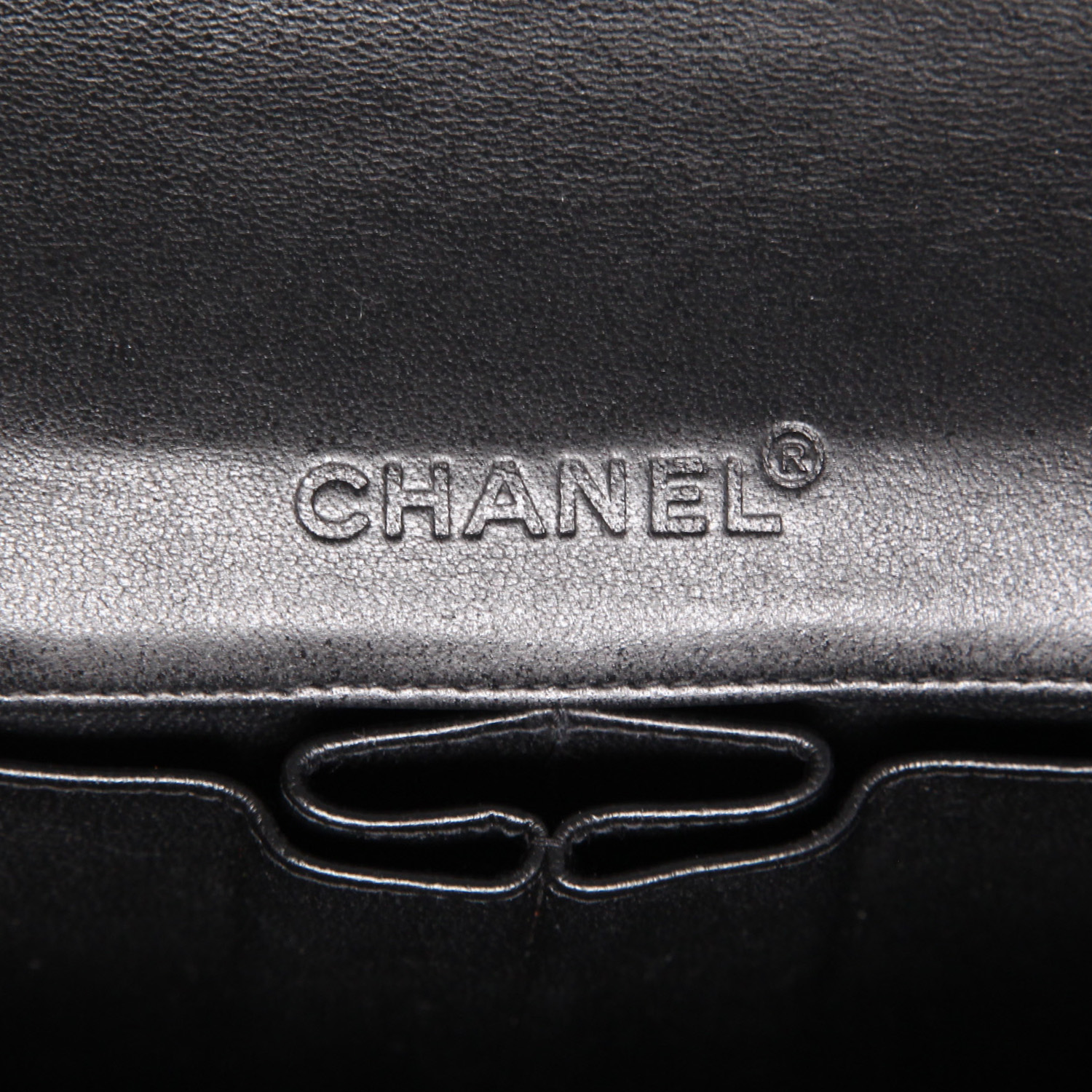 Bolso de mano Chanel  Choco bar en cuero negro - Detail D8