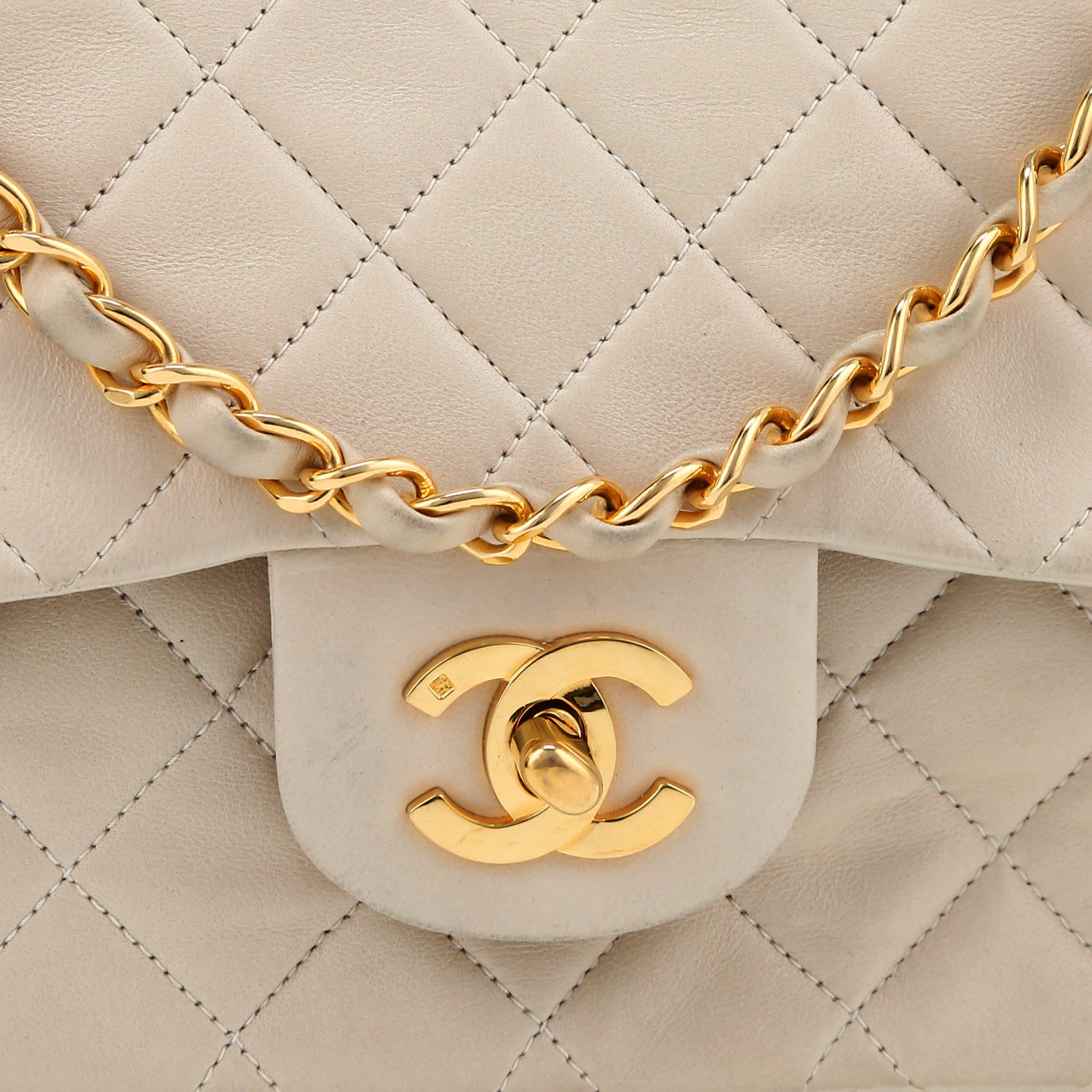 Chanel  Timeless Petit shoulder bag  in beige quilted leather - Detail D1