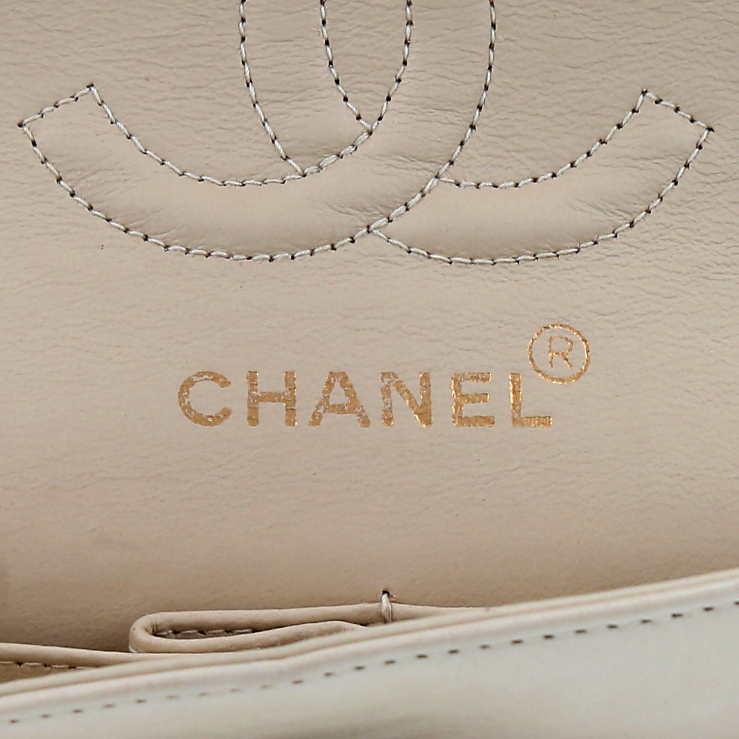 Bolso bandolera Chanel  Timeless Petit en cuero acolchado beige - Detail D9