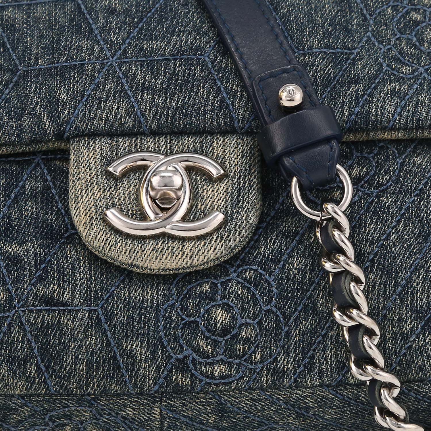 Chanel  Timeless handbag  in blue denim canvas - Detail D1