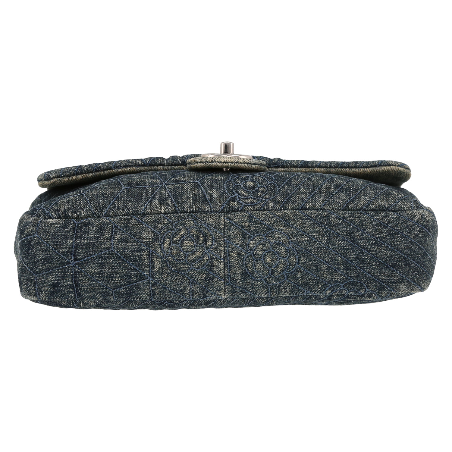 Chanel  Timeless handbag  in blue denim canvas - Detail D4