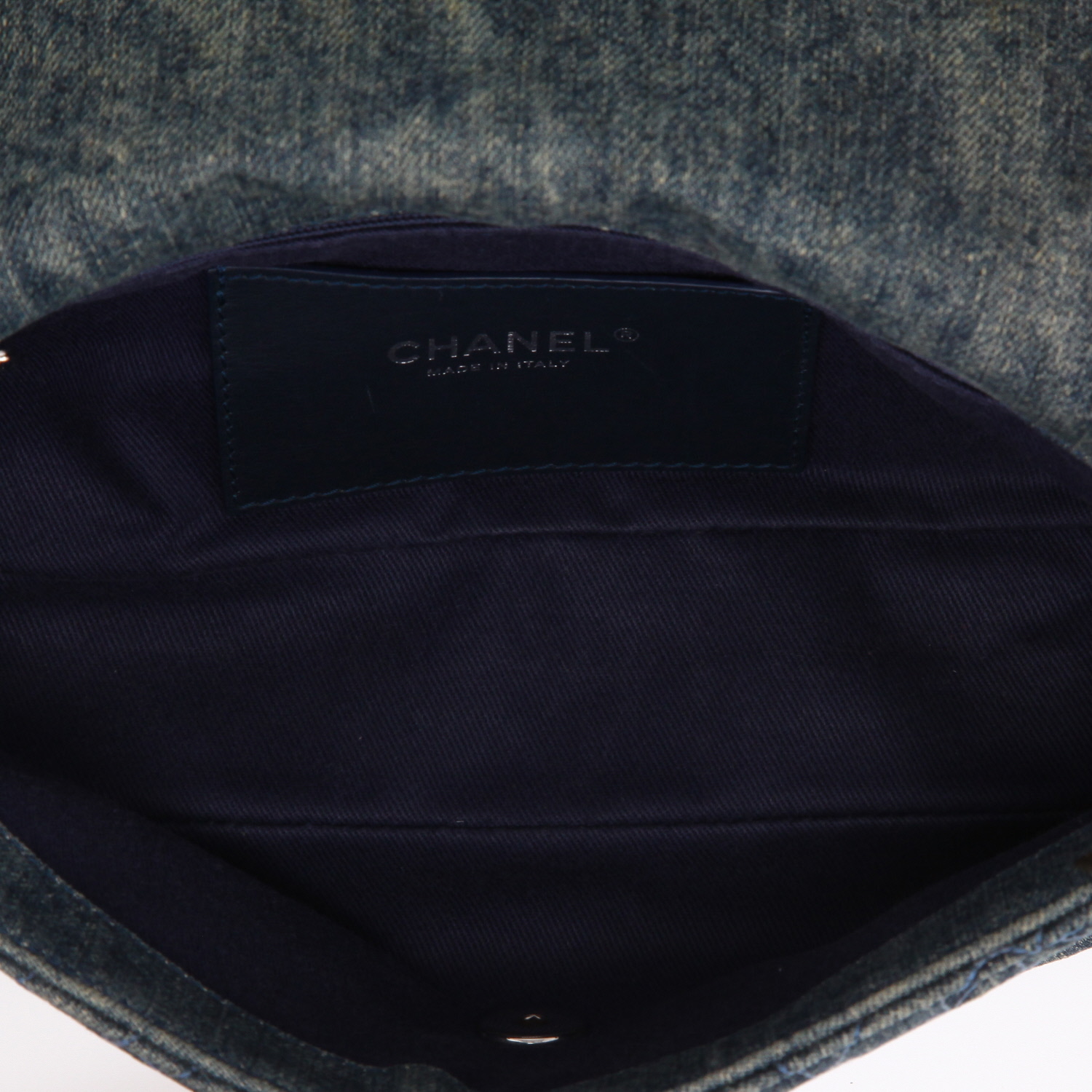 Sac à main Chanel  Timeless en toile denim bleue - Detail D8