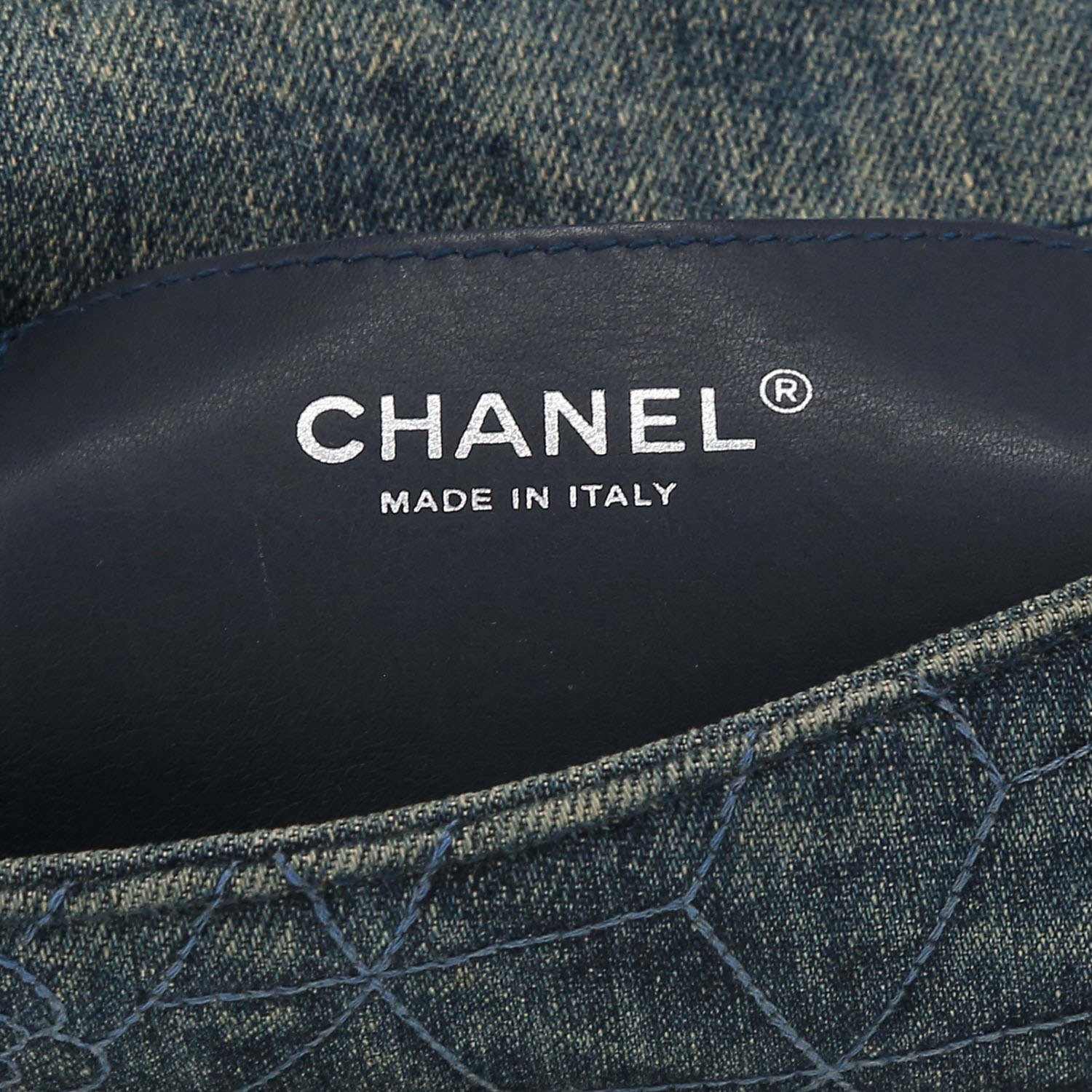 Sac à main Chanel  Timeless en toile denim bleue - Detail D9