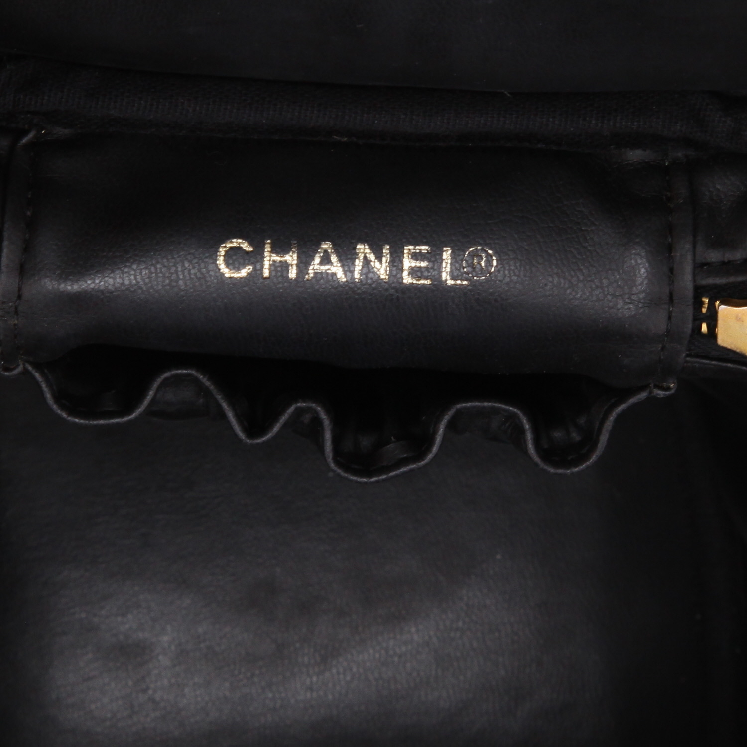 Chanel  Vanity en cuero granulado negro - Detail D9