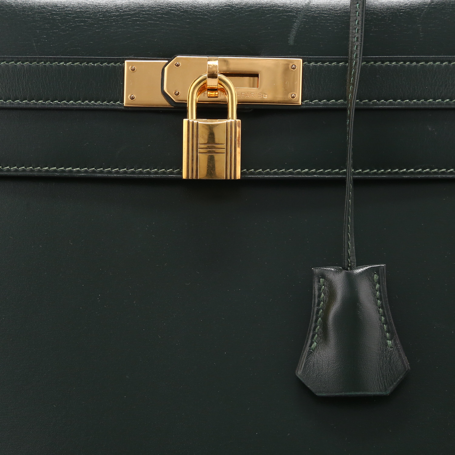 Hermès  Kelly 32 cm handbag  in green box leather - Detail D1