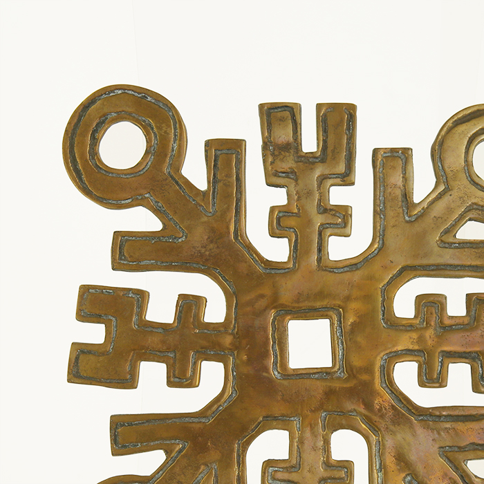 Arnaldo et Gio Pomodoro, sculpture from the series "Croci e stelle", in gilded bronze, for the "II Sestante" gallery, signed, of 1958 - Detail D1