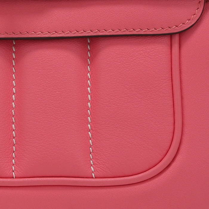 Sac bandoulière Hermès  Berline petit modèle  en cuir Swift Rose Lipstick - Detail D1