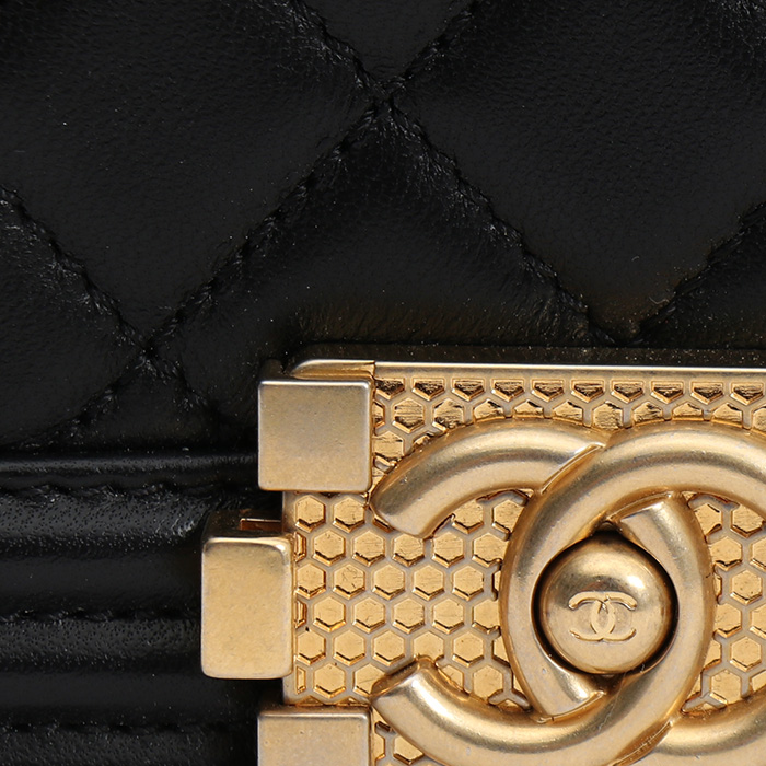 Borsa a tracolla Chanel  Mini Boy in pelle trapuntata nera - Detail D1
