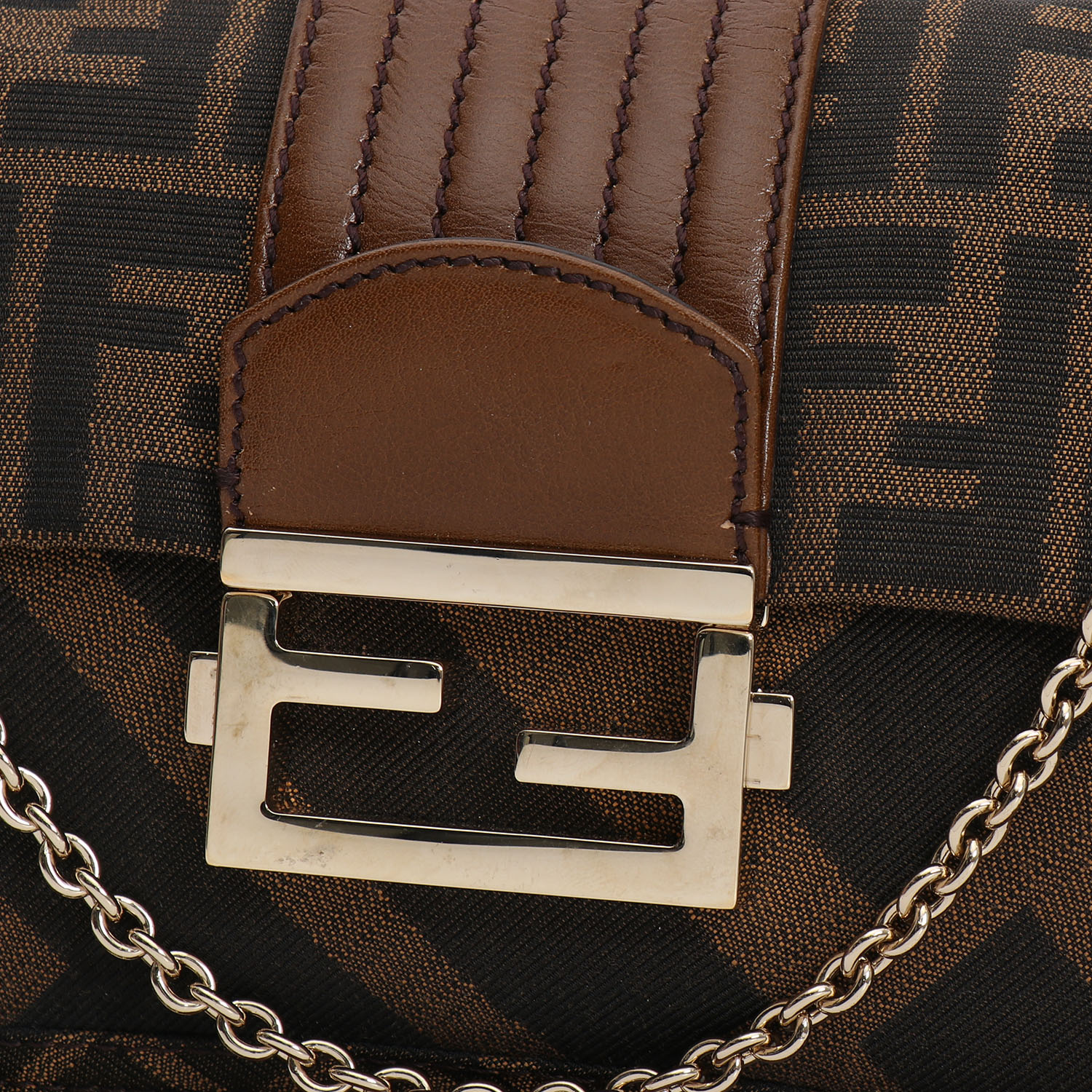 Bolso de mano Fendi  Baguette en lona Monogram beige y cuero marrón - Detail D1