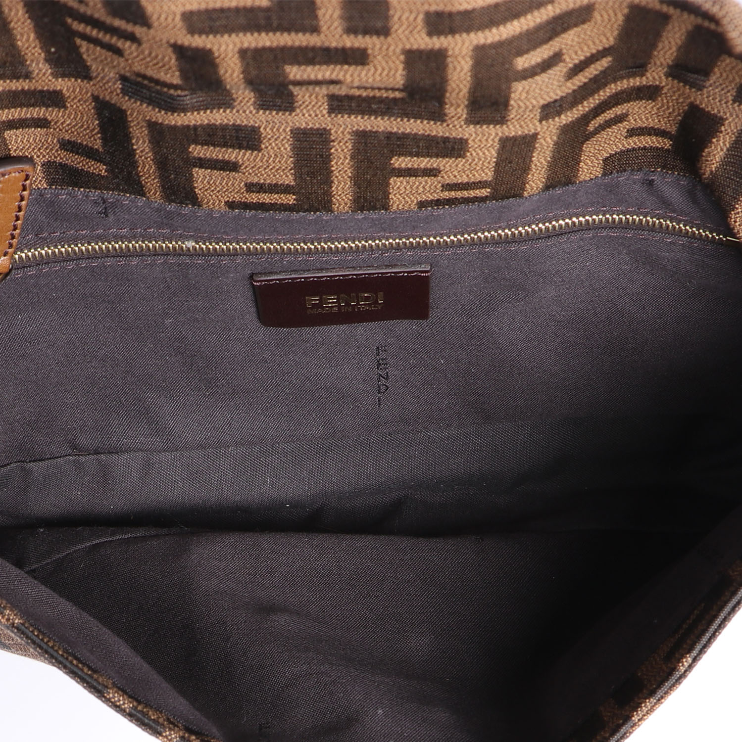 Bolso de mano Fendi  Baguette en lona Monogram beige y cuero marrón - Detail D2
