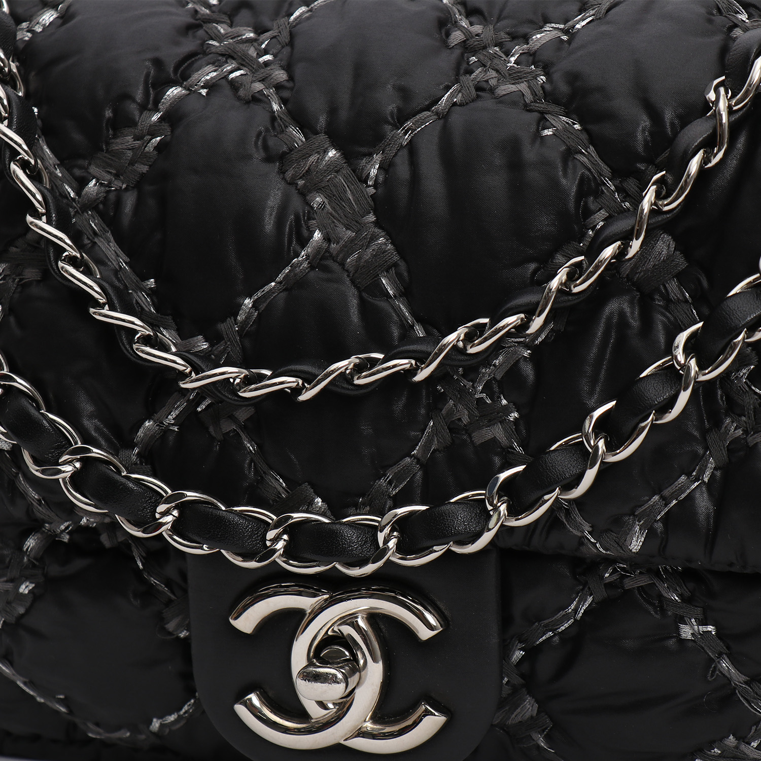 Sac à main Chanel Timeless Classic moyen modèle en toile matelassée noire et jersey gris - Detail D1