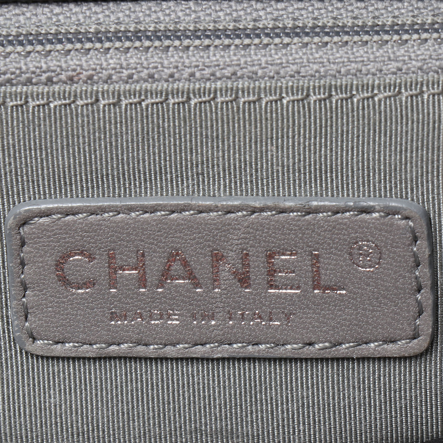Sac à main Chanel Timeless Classic moyen modèle en toile matelassée noire et jersey gris - Detail D3