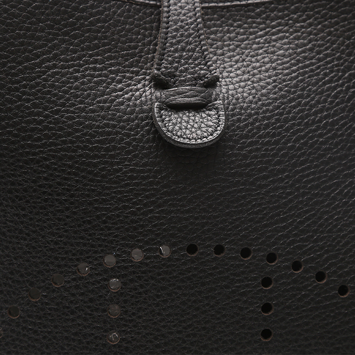 Bolso bandolera Hermès  Evelyne modelo pequeño  en cuero togo gris antracita - Detail D1