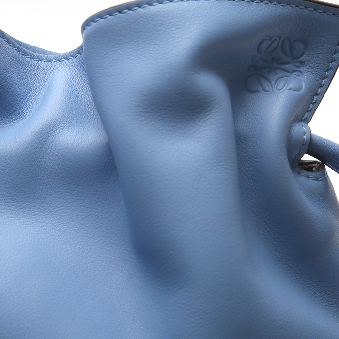 Loewe Flamenco Knot shoulder bag in blue leather - Detail D1