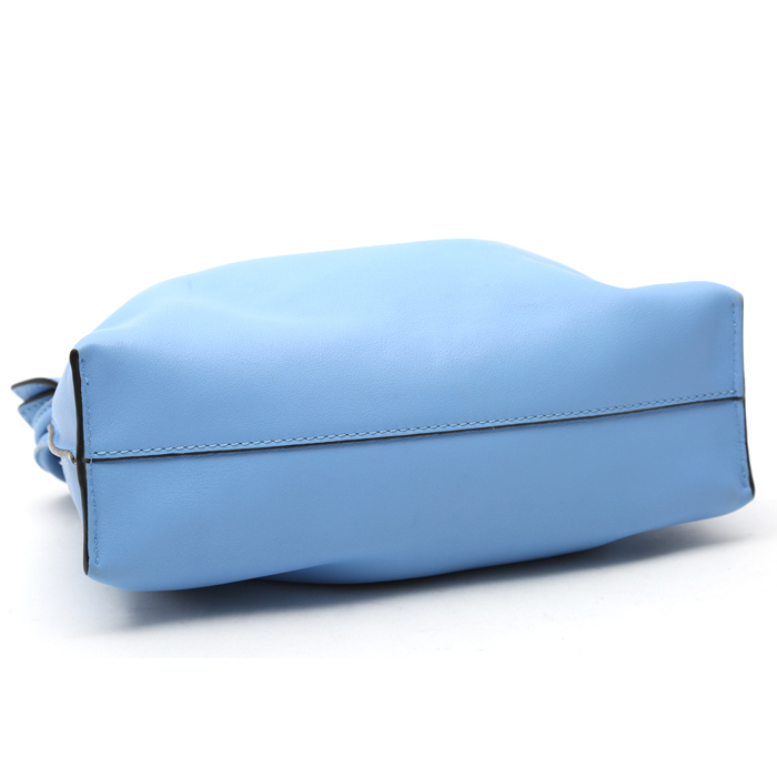 Sac bandoulière Loewe Flamenco Knot en cuir bleu - Detail D4