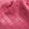 Bottega Veneta  Pouch handbag/clutch  in pink braided leather - Detail D1 thumbnail
