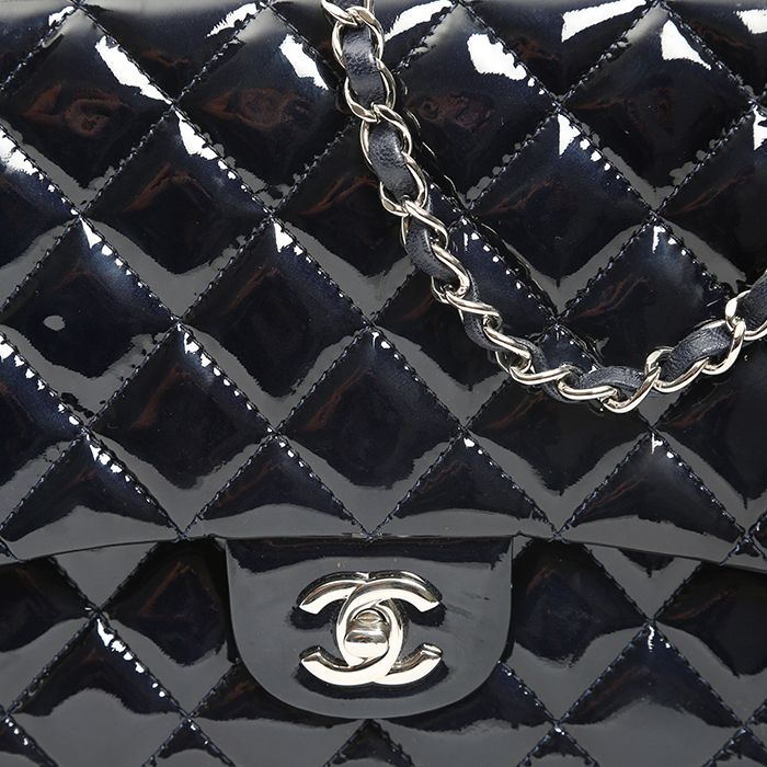 Sac bandoulière Chanel  Timeless Jumbo en cuir verni matelassé bleu-marine - Detail D1