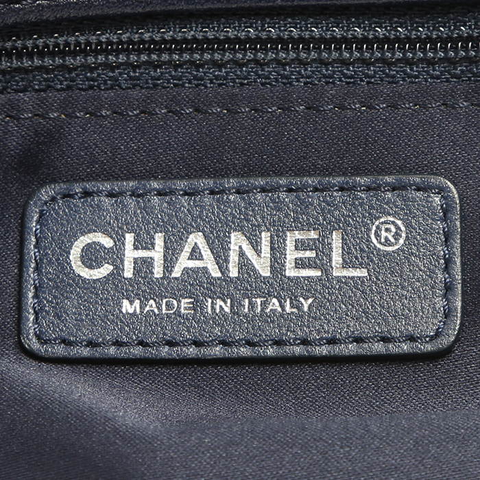 Chanel  Timeless Jumbo shoulder bag  in navy blue patent quilted leather - Detail D3