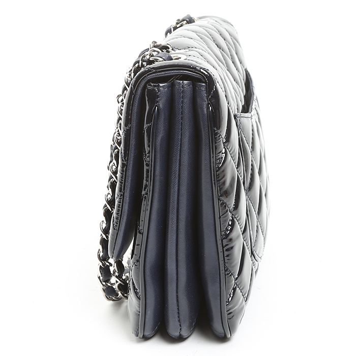 Sac bandoulière Chanel  Timeless Jumbo en cuir verni matelassé bleu-marine - Detail D6