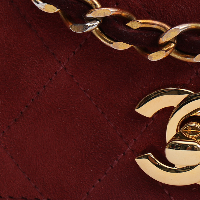 Chanel  Mademoiselle bag worn on the shoulder or carried in the hand  in burgundy quilted suede - Detail D1