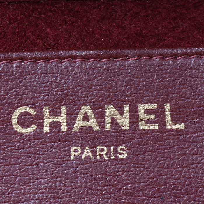 Chanel  Mademoiselle bag worn on the shoulder or carried in the hand  in burgundy quilted suede - Detail D3