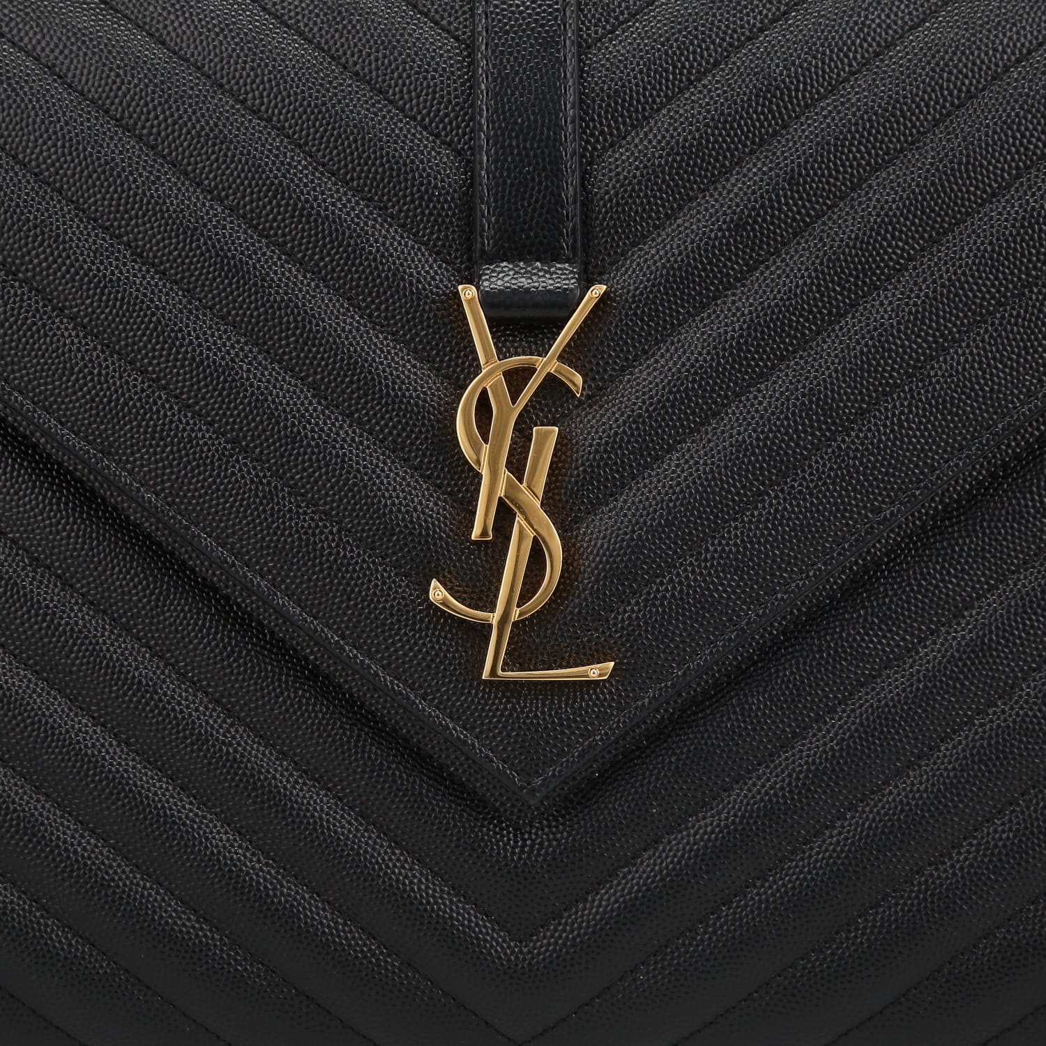 Bolso de mano Saint Laurent  Enveloppe en cuero granulado acolchado negro - Detail D1