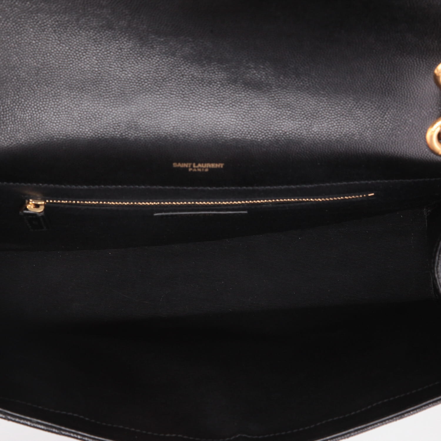 Bolso de mano Saint Laurent  Enveloppe en cuero granulado acolchado negro - Detail D8