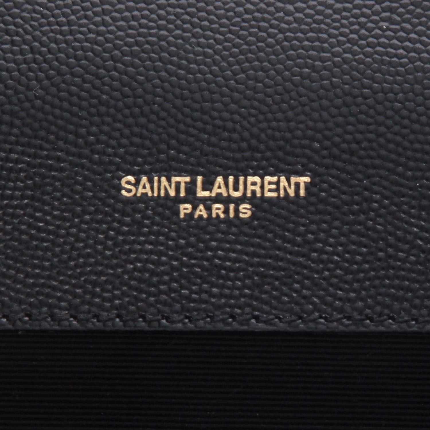Bolso de mano Saint Laurent  Enveloppe en cuero granulado acolchado negro - Detail D9