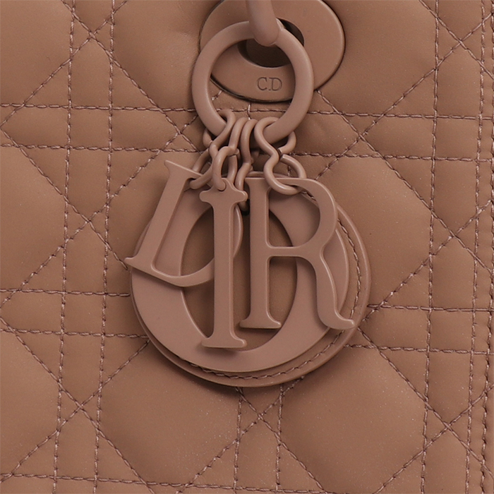 Dior  Lady Dior medium model  handbag  in powder pink leather cannage - Detail D1
