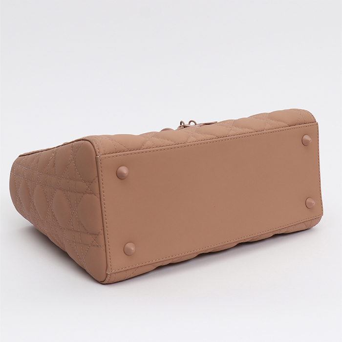 Bolso de mano Dior  Lady Dior modelo mediano  en cuero cannage color rosa claro - Detail D4