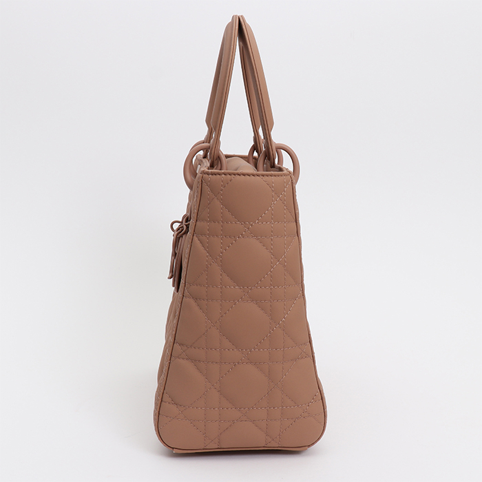 Sac à main Dior  Lady Dior moyen modèle  en cuir cannage rose-poudre - Detail D5