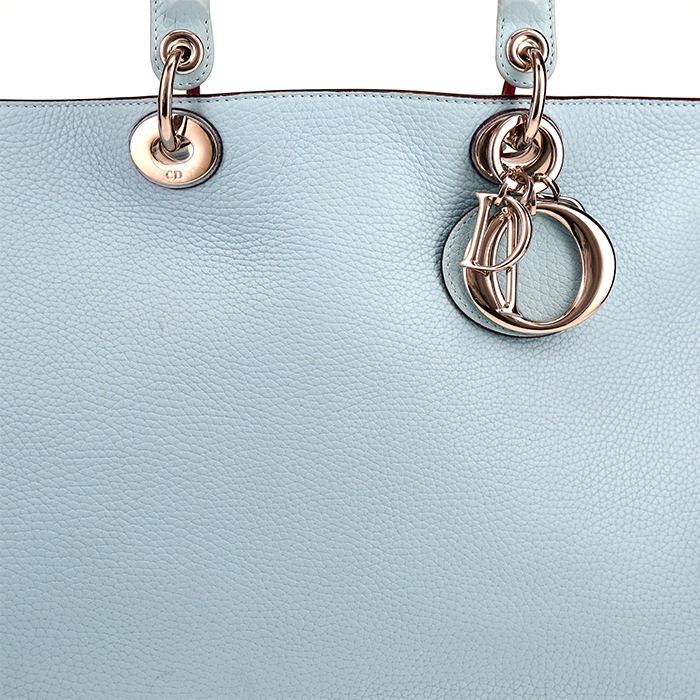 Bolso Cabás Dior  Diorissimo modelo grande  en cuero granulado azul claro - Detail D1