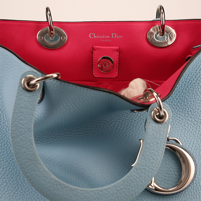 Dior  Diorissimo large model  shopping bag  in light blue grained leather - Detail D9