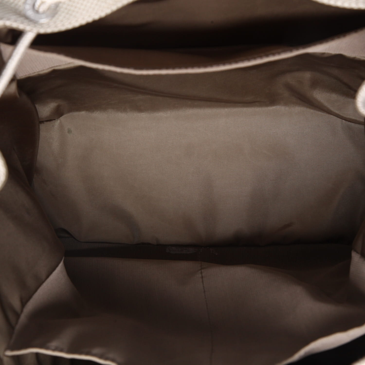 Mochila Louis Vuitton   en lona a cuadros gris y cuero natural - Detail D8