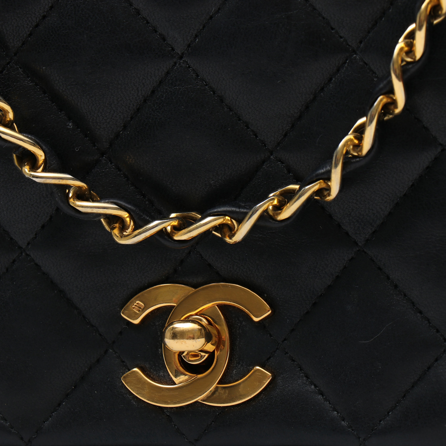 Sac porté épaule ou main Chanel  Mademoiselle en cuir matelassé noir - Detail D1
