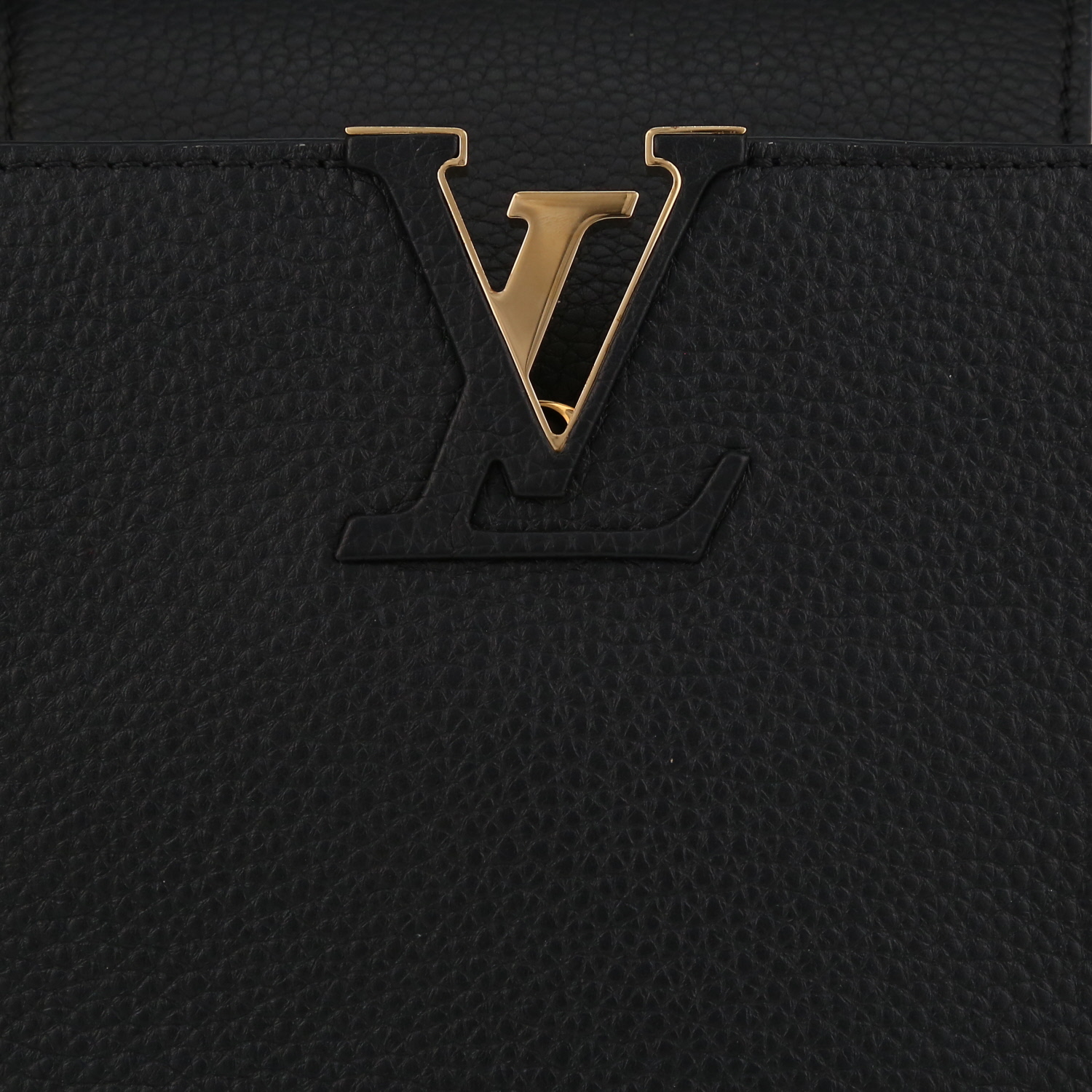 Borsa Louis Vuitton  Capucines MM in pelle martellata nera - Detail D1