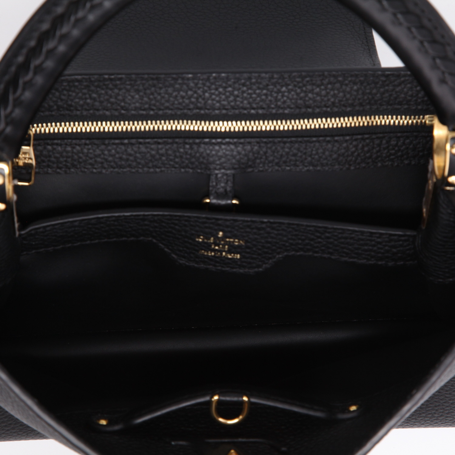 Sac à main Louis Vuitton  Capucines MM en cuir grainé noir - Detail D8