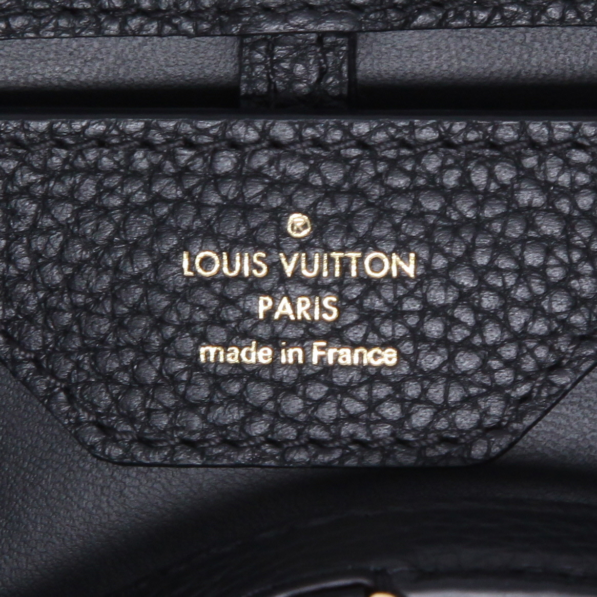 Bolso de mano Louis Vuitton  Capucines MM en cuero granulado negro - Detail D9