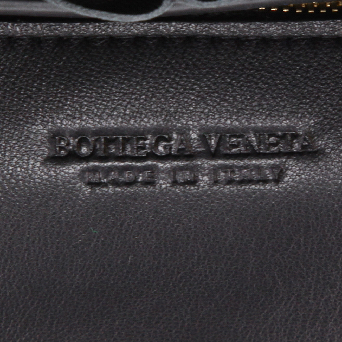 Bottega Veneta  Padded Cassette shoulder bag  in black intrecciato leather - Detail D9