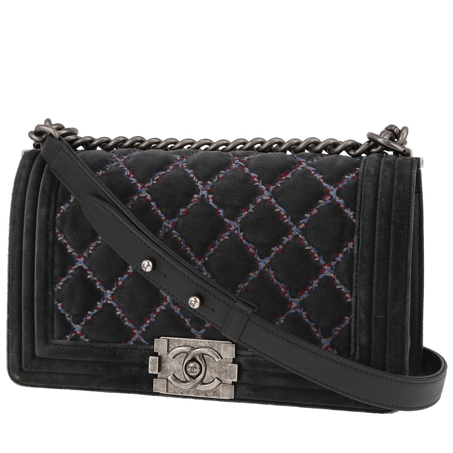 Chanel Boy shoulder bag in grey quilted velvet