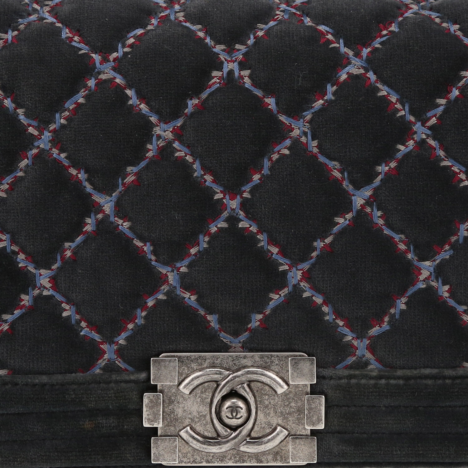 Chanel Boy shoulder bag in grey quilted velvet - Detail D1