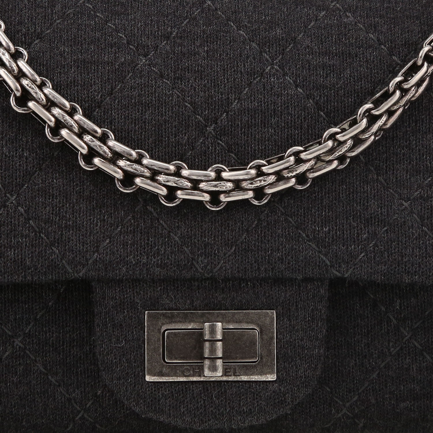 Sac à main Chanel  Chanel 2.55 Baguette en toile grise - Detail D1