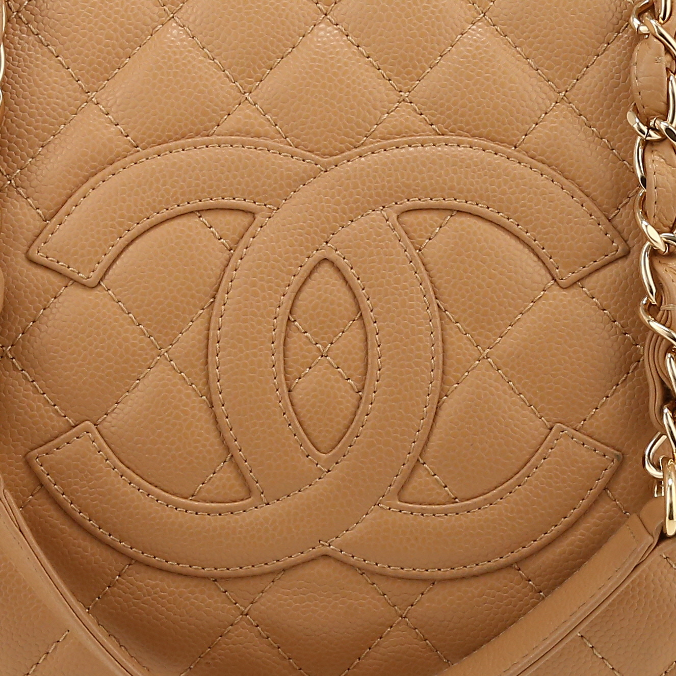 Chanel  Shopping GST bag worn on the shoulder or carried in the hand  in beige quilted grained leather - Detail D1