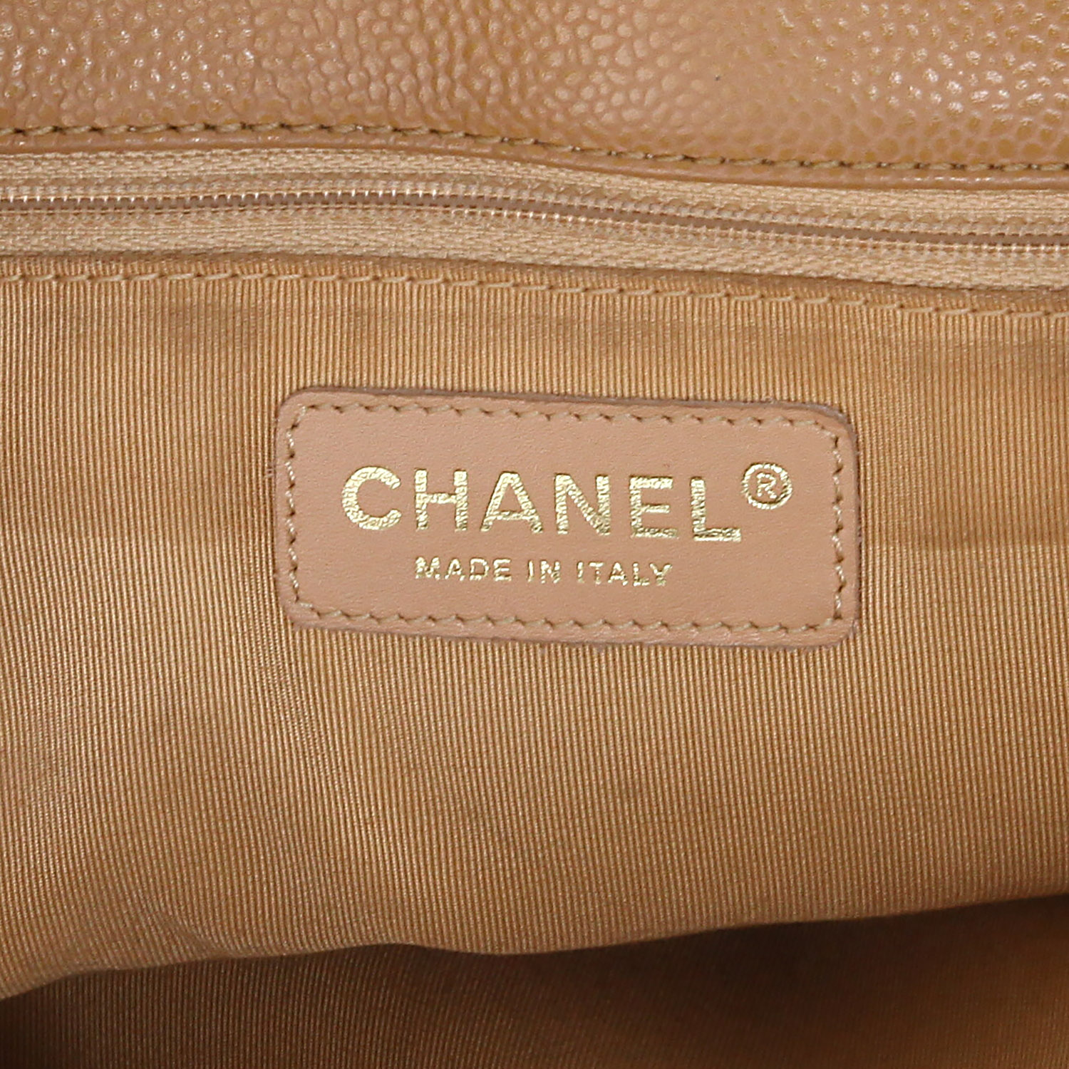 Bolso para llevar al hombro o en la mano Chanel  Shopping GST en cuero granulado acolchado beige - Detail D9