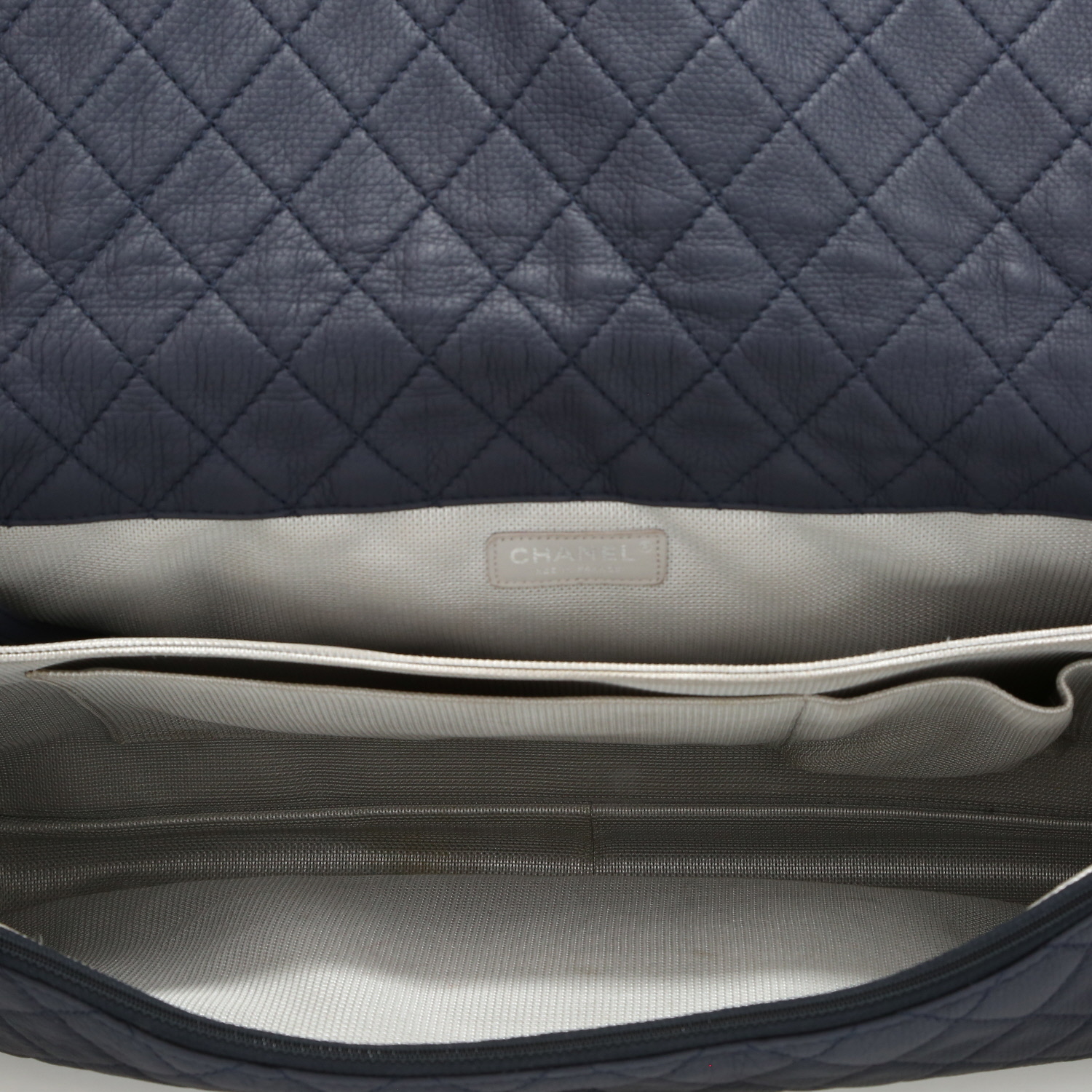 Sac bandoulière Chanel  Timeless Maxi Jumbo en cuir matelassé bleu - Detail D8