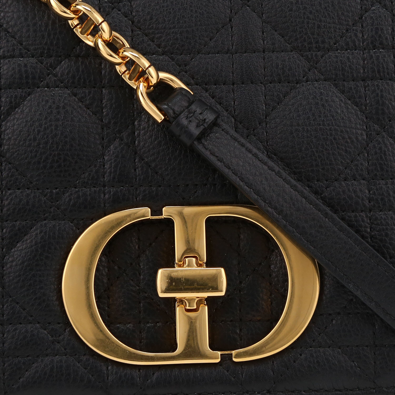 Dior  Caro medium model  shoulder bag  in black quilted leather - Detail D1