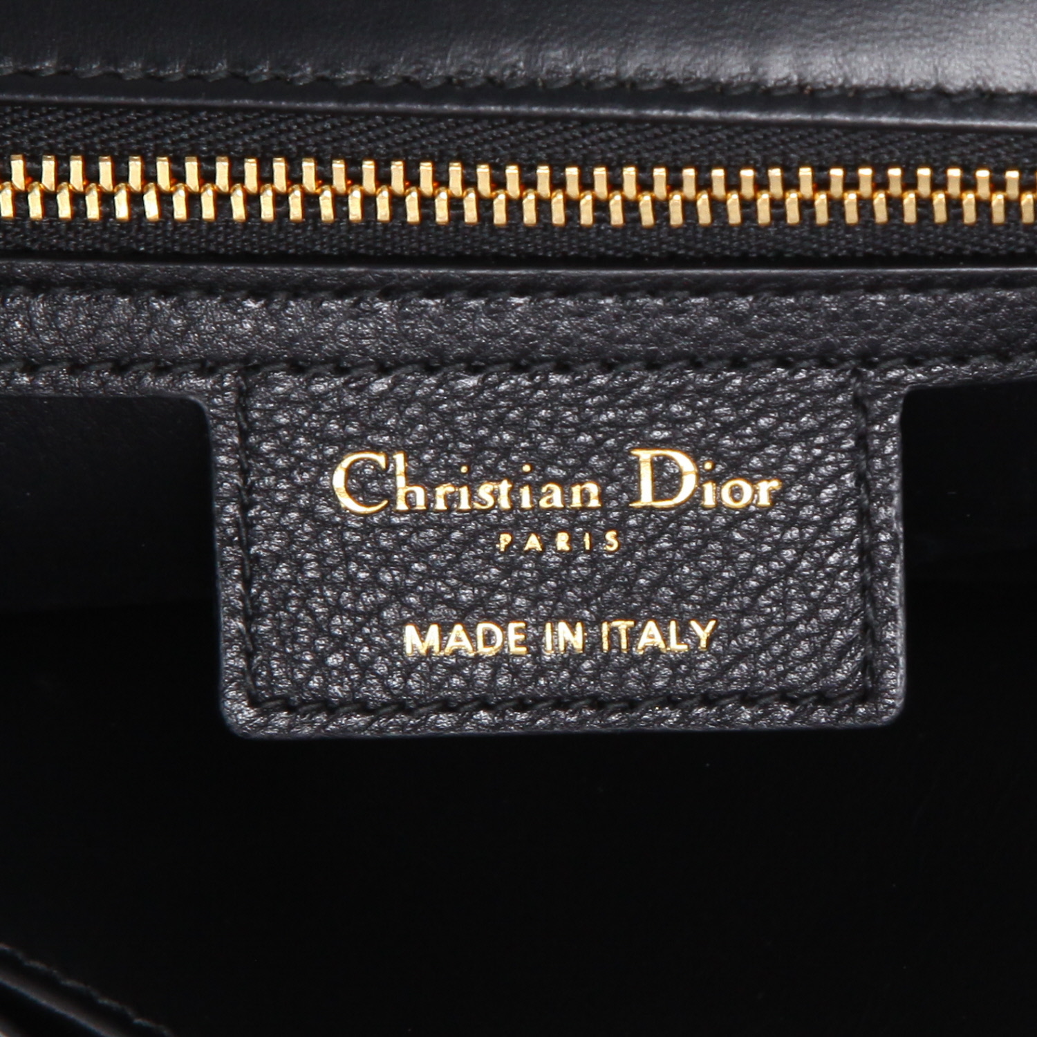 Sac bandoulière Dior  Caro moyen modèle  en cuir matelassé noir - Detail D9